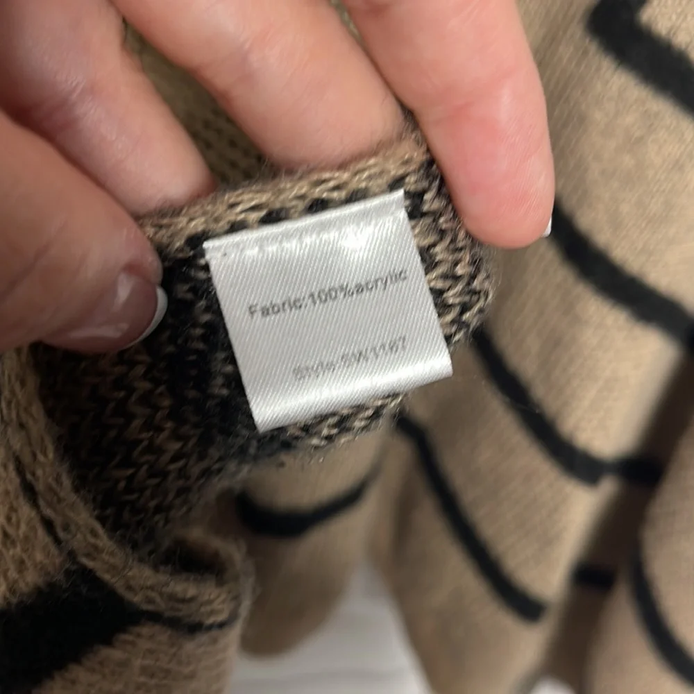 Elan Poncho Sweater With Buckle Detail Sz OSFM! - Picture 5 of 6